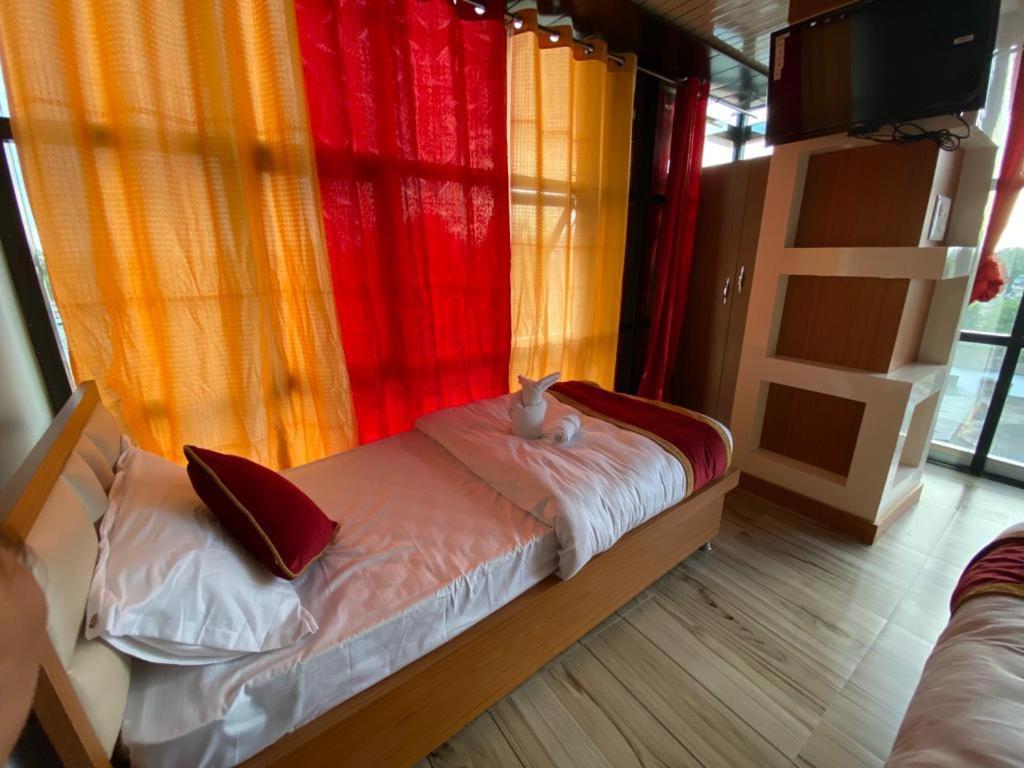 Hotel Kjs Inn Bahasi Bagian luar foto
